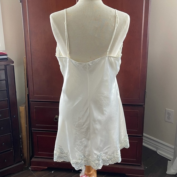 Y2K Victoria’s Secret ivory slip with lace trim - Picture 4 of 4